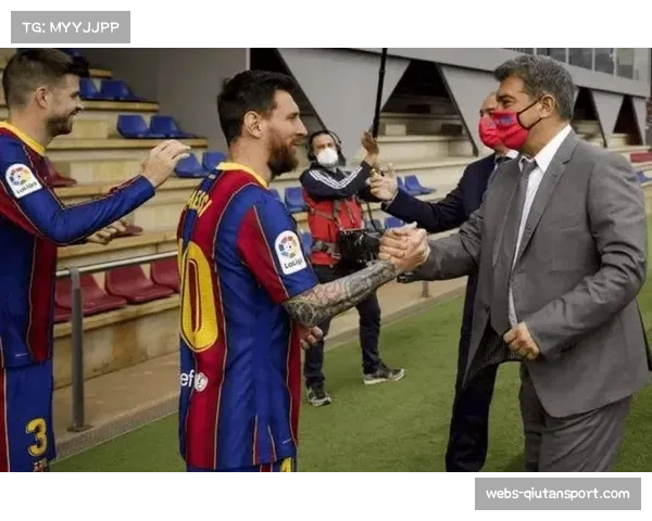 场内镜头：梅西重返诺坎普，接受巴萨球迷起立鼓掌致敬